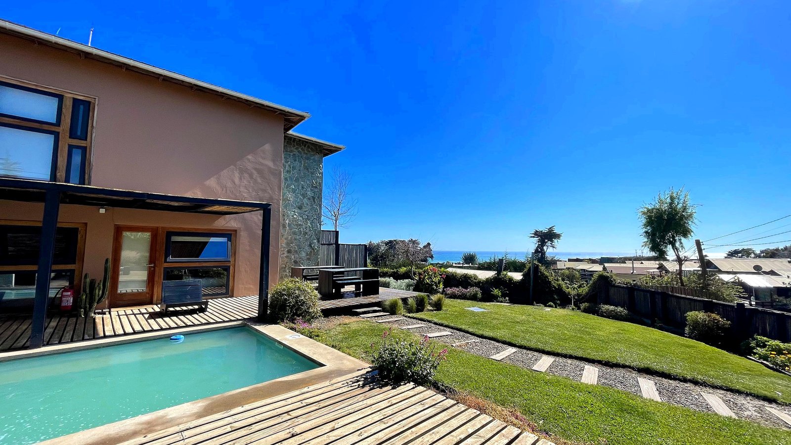 Villa Rumah Kayu, piscina y vista al mar en Punta de Lobos